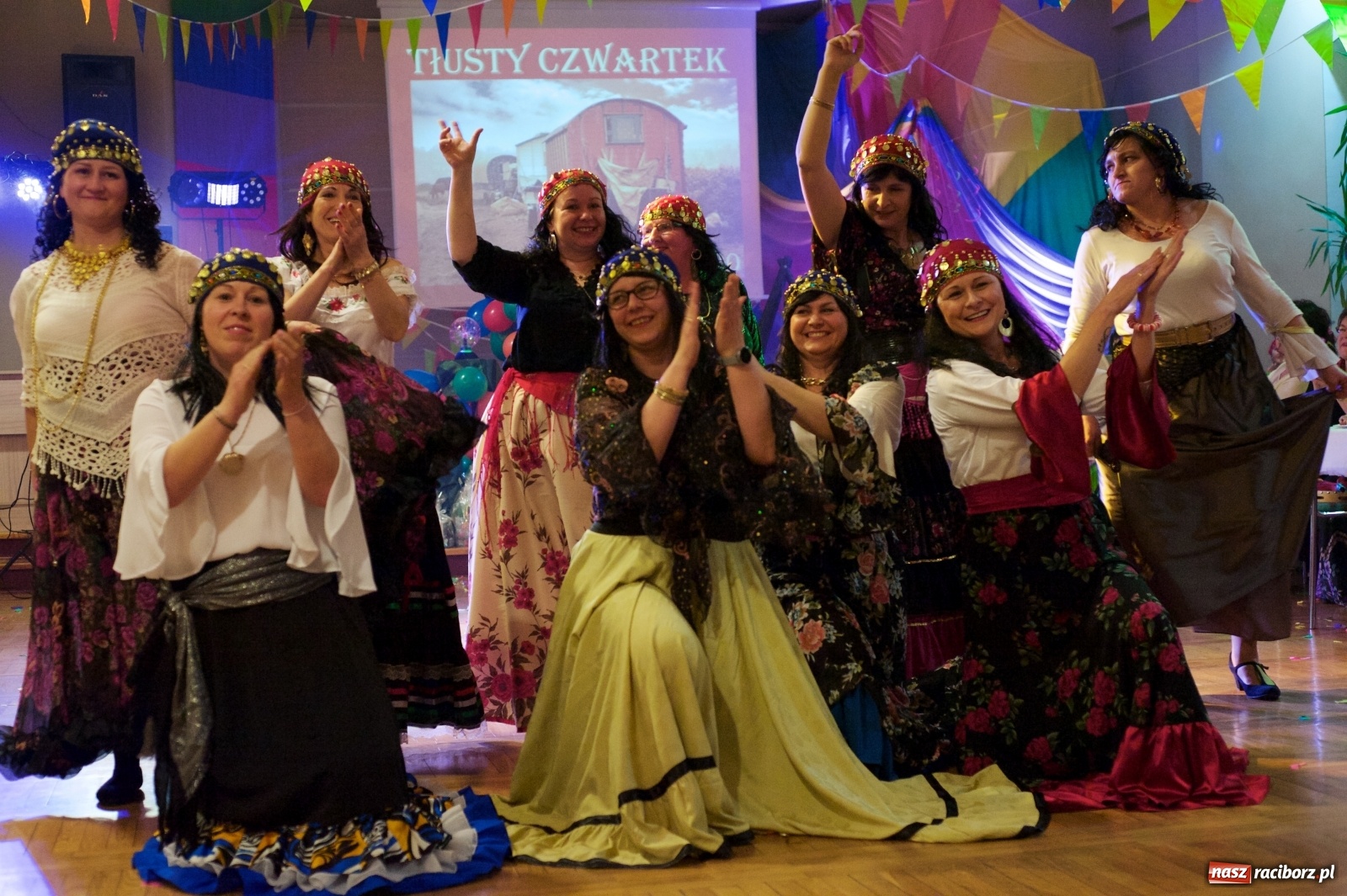 Zdjęcie w galerii na portalu naszraciborz.pl: Jadą wozy kolorowe, czyli babski comber w Tworkowie  wiadomości z regionu