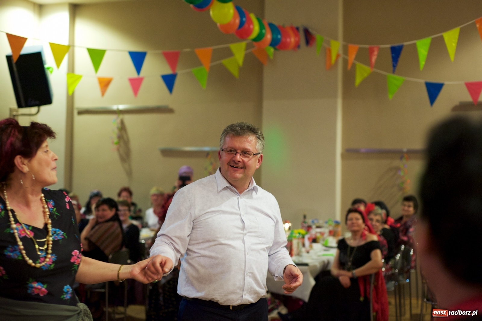 Zdjęcie w galerii na portalu naszraciborz.pl: Jadą wozy kolorowe, czyli babski comber w Tworkowie  wiadomości z regionu