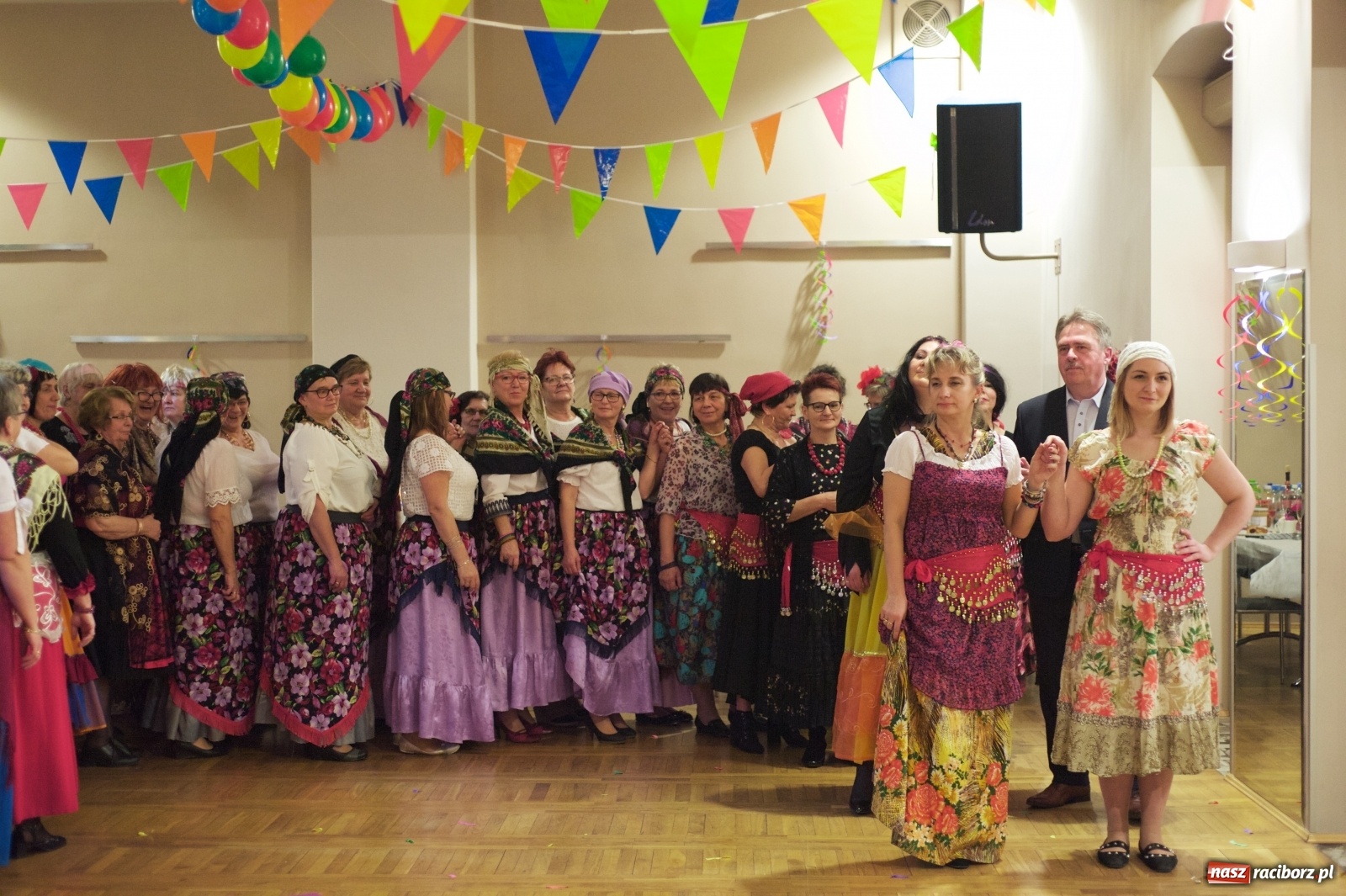 Zdjęcie w galerii na portalu naszraciborz.pl: Jadą wozy kolorowe, czyli babski comber w Tworkowie  wiadomości z regionu