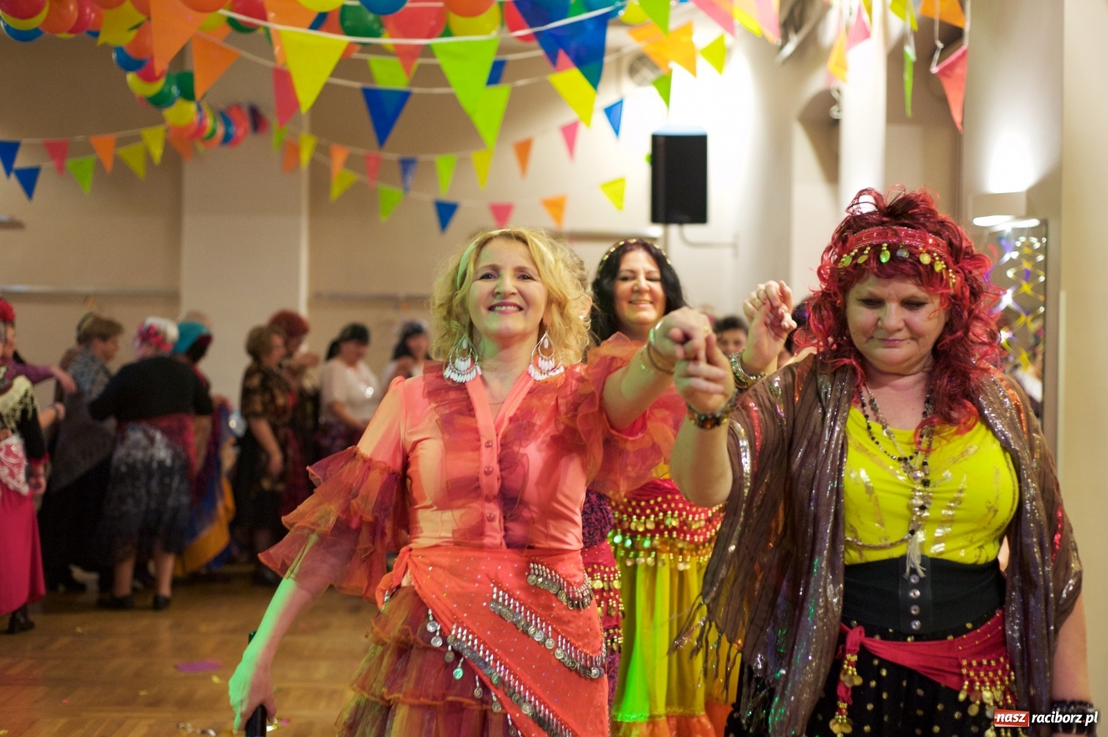 Zdjęcie w galerii na portalu naszraciborz.pl: Jadą wozy kolorowe, czyli babski comber w Tworkowie  wiadomości z regionu