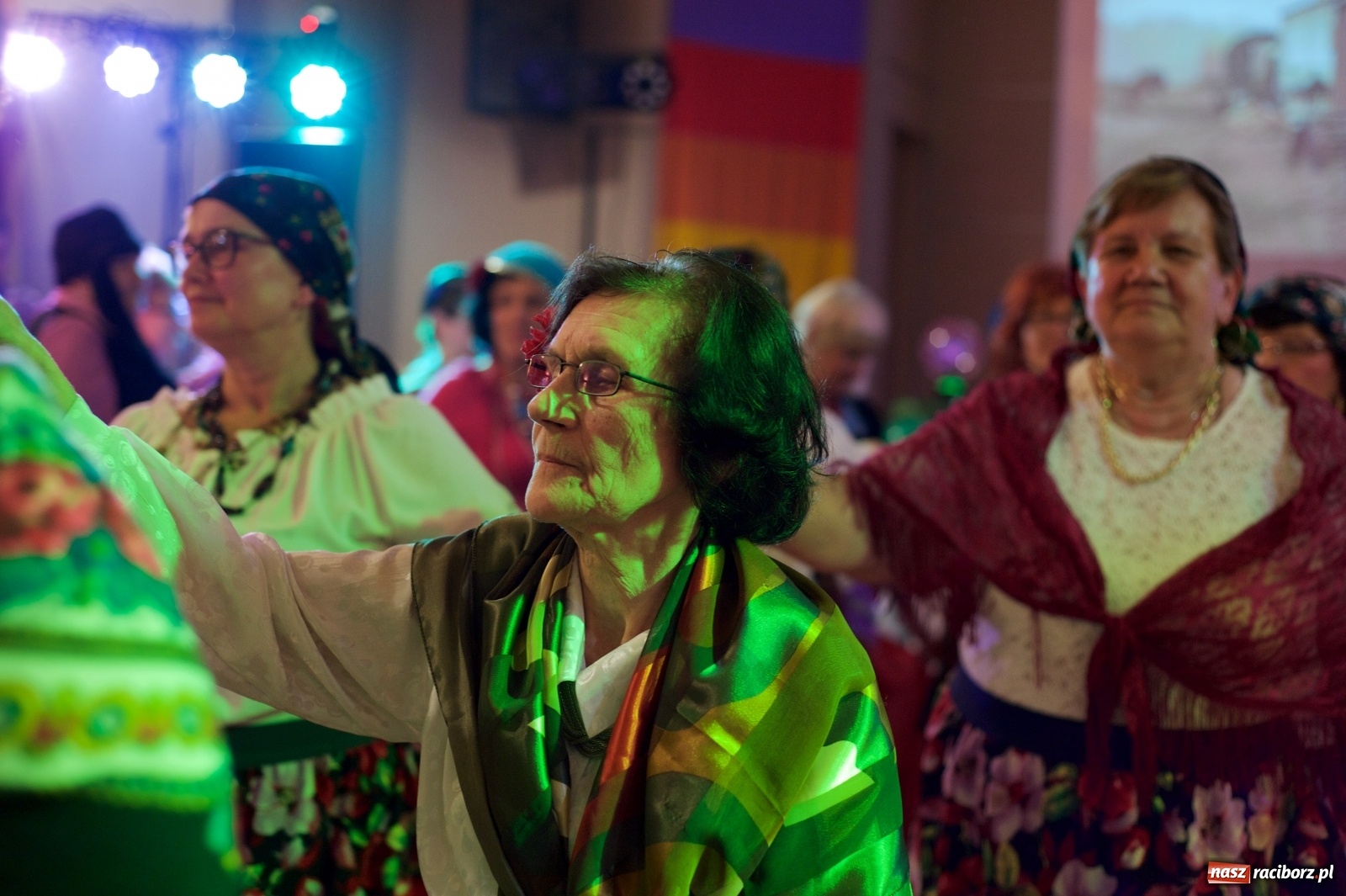 Zdjęcie w galerii na portalu naszraciborz.pl: Jadą wozy kolorowe, czyli babski comber w Tworkowie  wiadomości z regionu