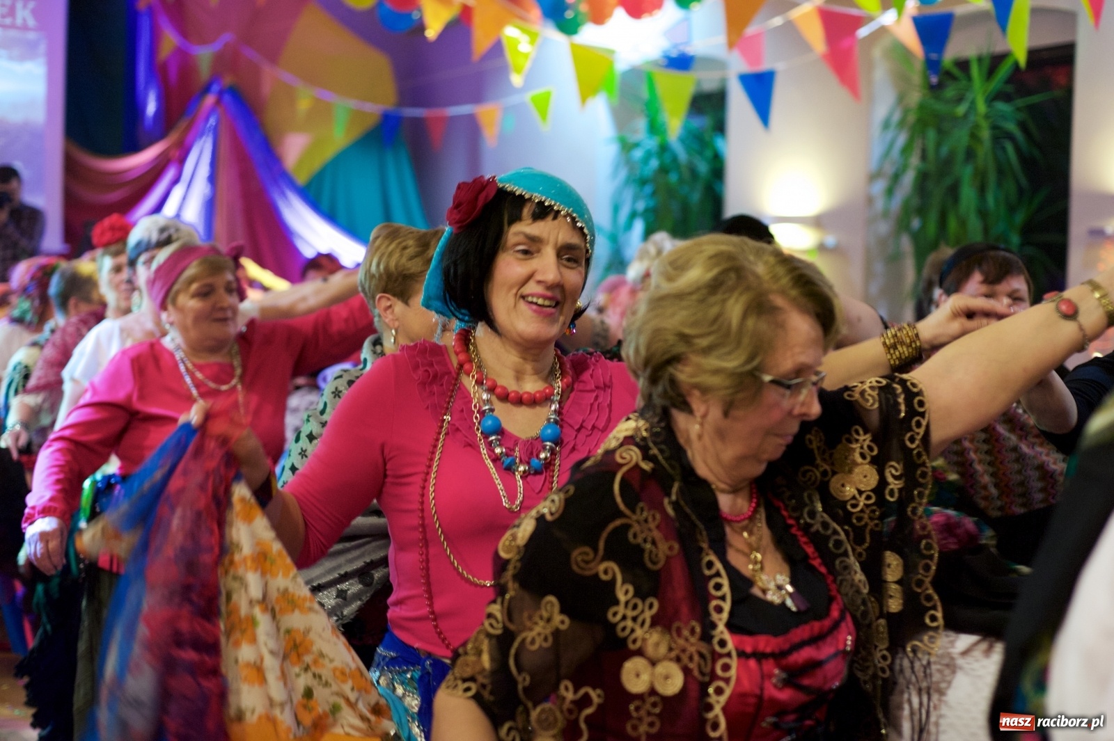 Zdjęcie w galerii na portalu naszraciborz.pl: Jadą wozy kolorowe, czyli babski comber w Tworkowie  wiadomości z regionu