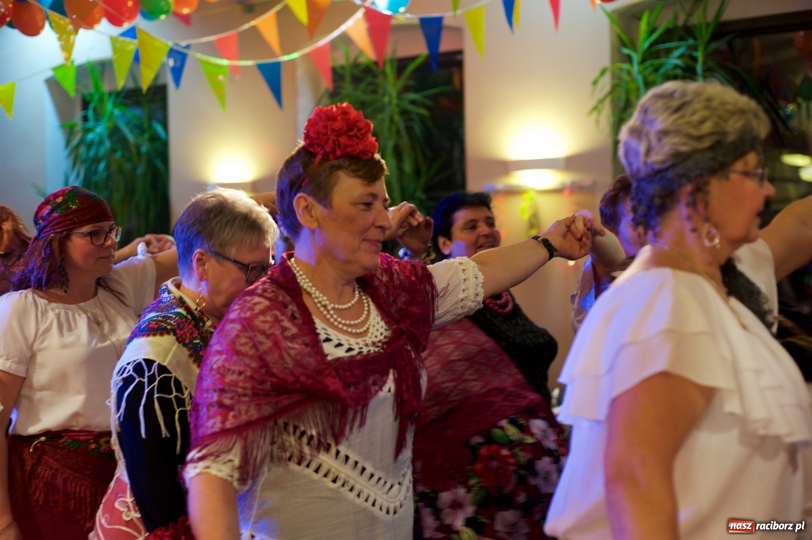 Zdjęcie w galerii na portalu naszraciborz.pl: Jadą wozy kolorowe, czyli babski comber w Tworkowie  wiadomości z regionu