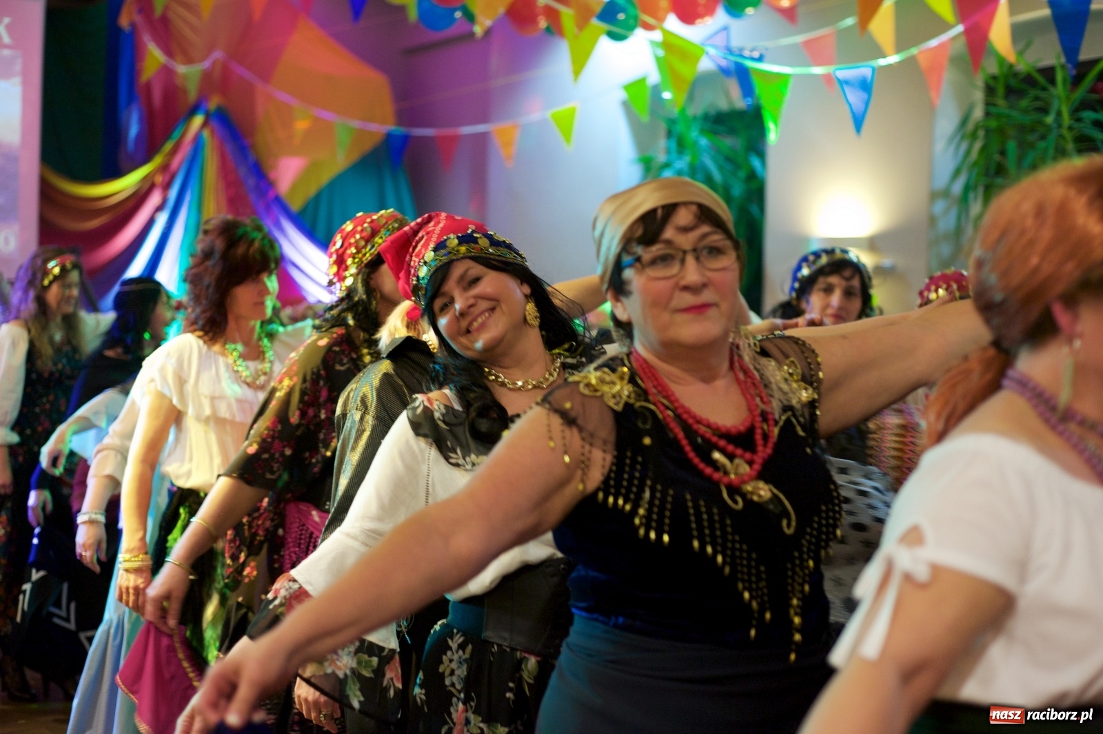 Zdjęcie w galerii na portalu naszraciborz.pl: Jadą wozy kolorowe, czyli babski comber w Tworkowie  wiadomości z regionu