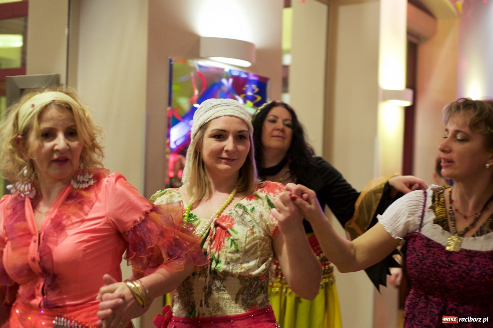 Zdjęcie w galerii na portalu naszraciborz.pl: Jadą wozy kolorowe, czyli babski comber w Tworkowie  wiadomości z regionu