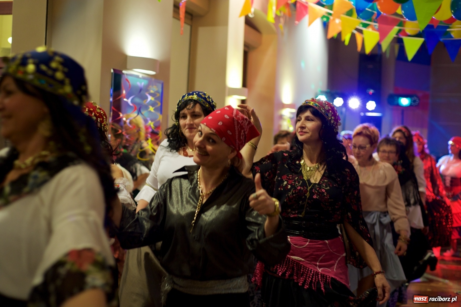 Zdjęcie w galerii na portalu naszraciborz.pl: Jadą wozy kolorowe, czyli babski comber w Tworkowie  wiadomości z regionu