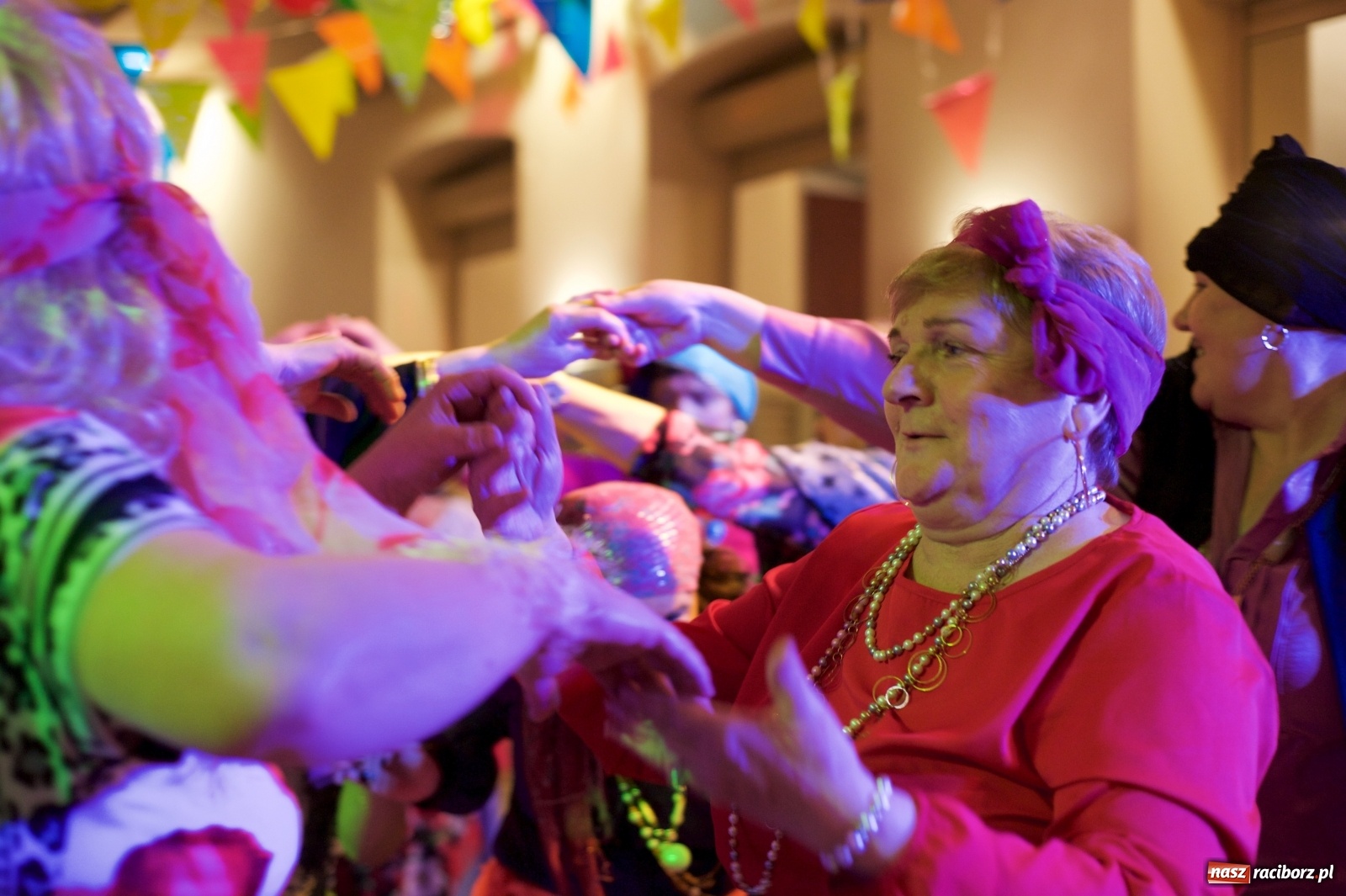 Zdjęcie w galerii na portalu naszraciborz.pl: Jadą wozy kolorowe, czyli babski comber w Tworkowie  wiadomości z regionu