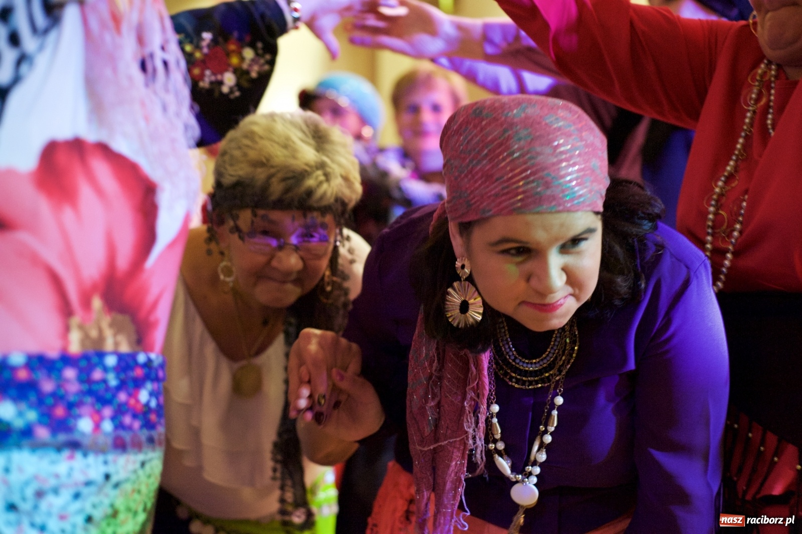 Zdjęcie w galerii na portalu naszraciborz.pl: Jadą wozy kolorowe, czyli babski comber w Tworkowie  wiadomości z regionu