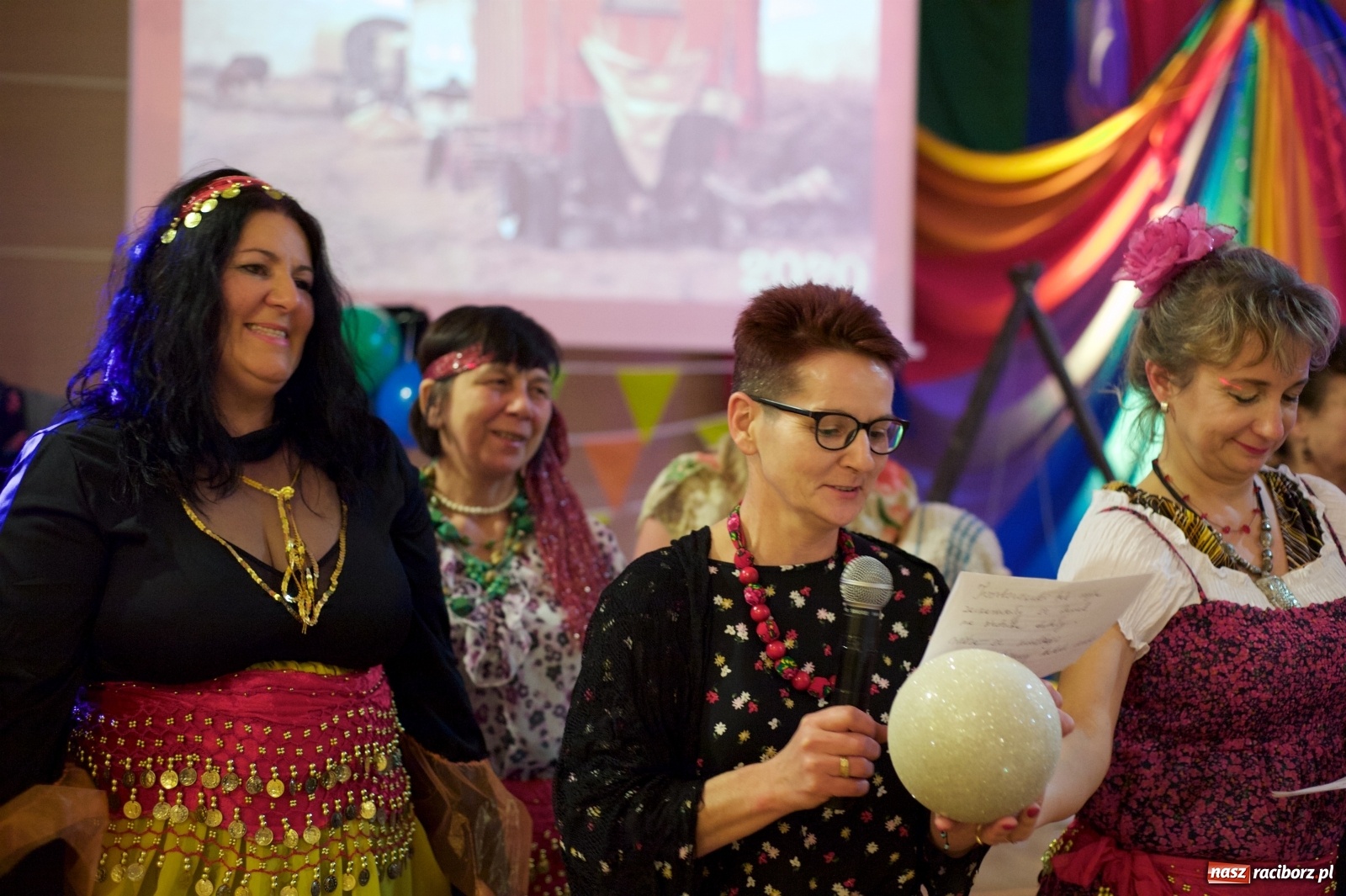 Zdjęcie w galerii na portalu naszraciborz.pl: Jadą wozy kolorowe, czyli babski comber w Tworkowie  wiadomości z regionu