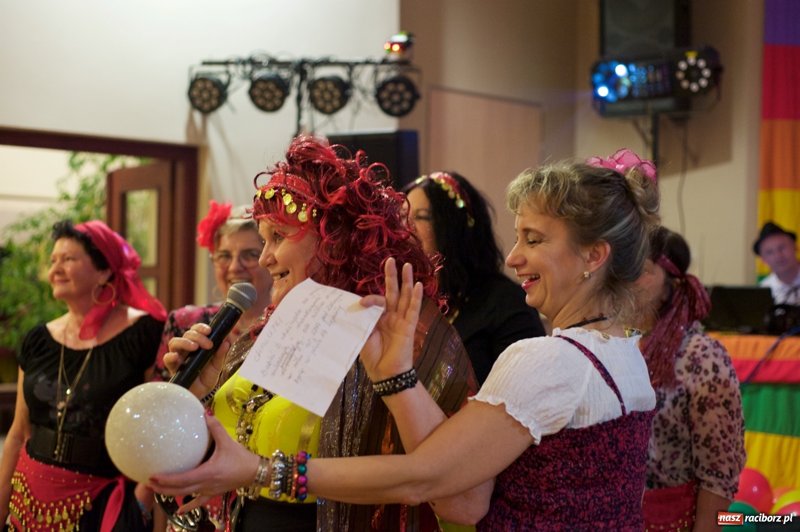 Zdjęcie w galerii na portalu naszraciborz.pl: Jadą wozy kolorowe, czyli babski comber w Tworkowie  wiadomości z regionu