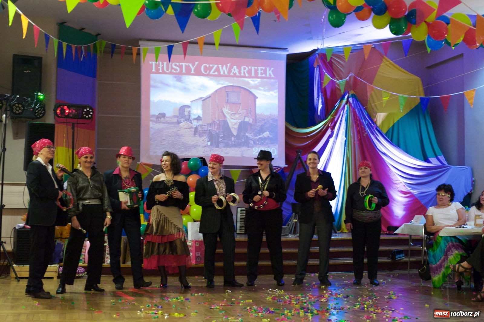 Zdjęcie w galerii na portalu naszraciborz.pl: Jadą wozy kolorowe, czyli babski comber w Tworkowie  wiadomości z regionu