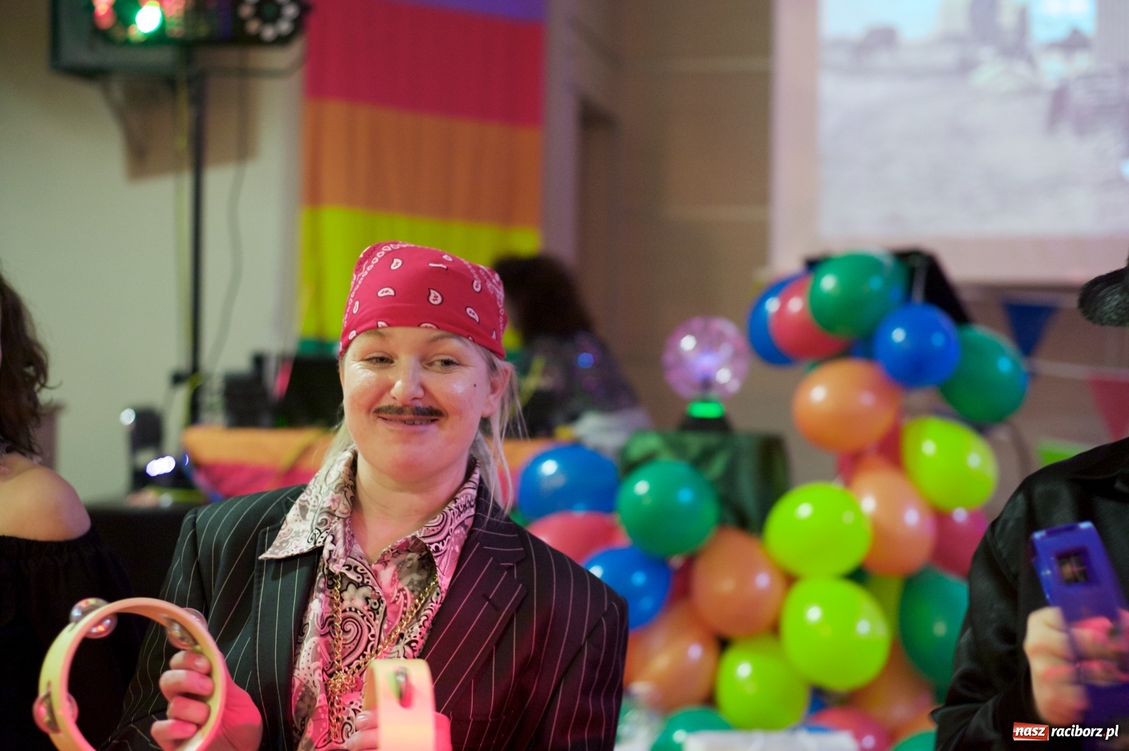 Zdjęcie w galerii na portalu naszraciborz.pl: Jadą wozy kolorowe, czyli babski comber w Tworkowie  wiadomości z regionu