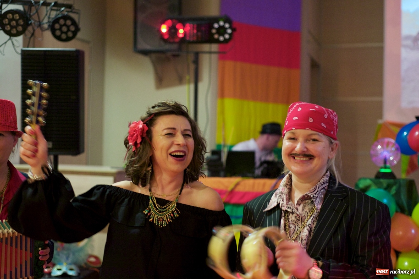 Zdjęcie w galerii na portalu naszraciborz.pl: Jadą wozy kolorowe, czyli babski comber w Tworkowie  wiadomości z regionu