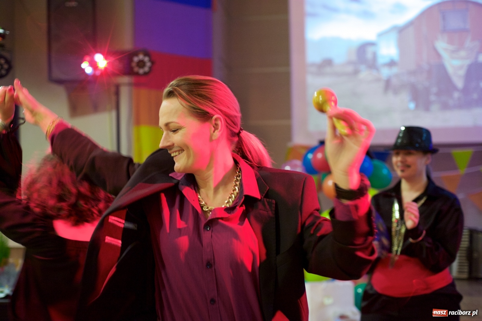 Zdjęcie w galerii na portalu naszraciborz.pl: Jadą wozy kolorowe, czyli babski comber w Tworkowie  wiadomości z regionu