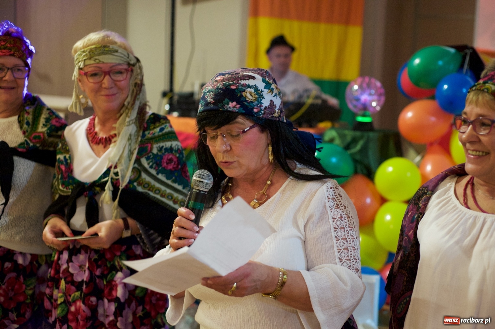 Zdjęcie w galerii na portalu naszraciborz.pl: Jadą wozy kolorowe, czyli babski comber w Tworkowie  wiadomości z regionu