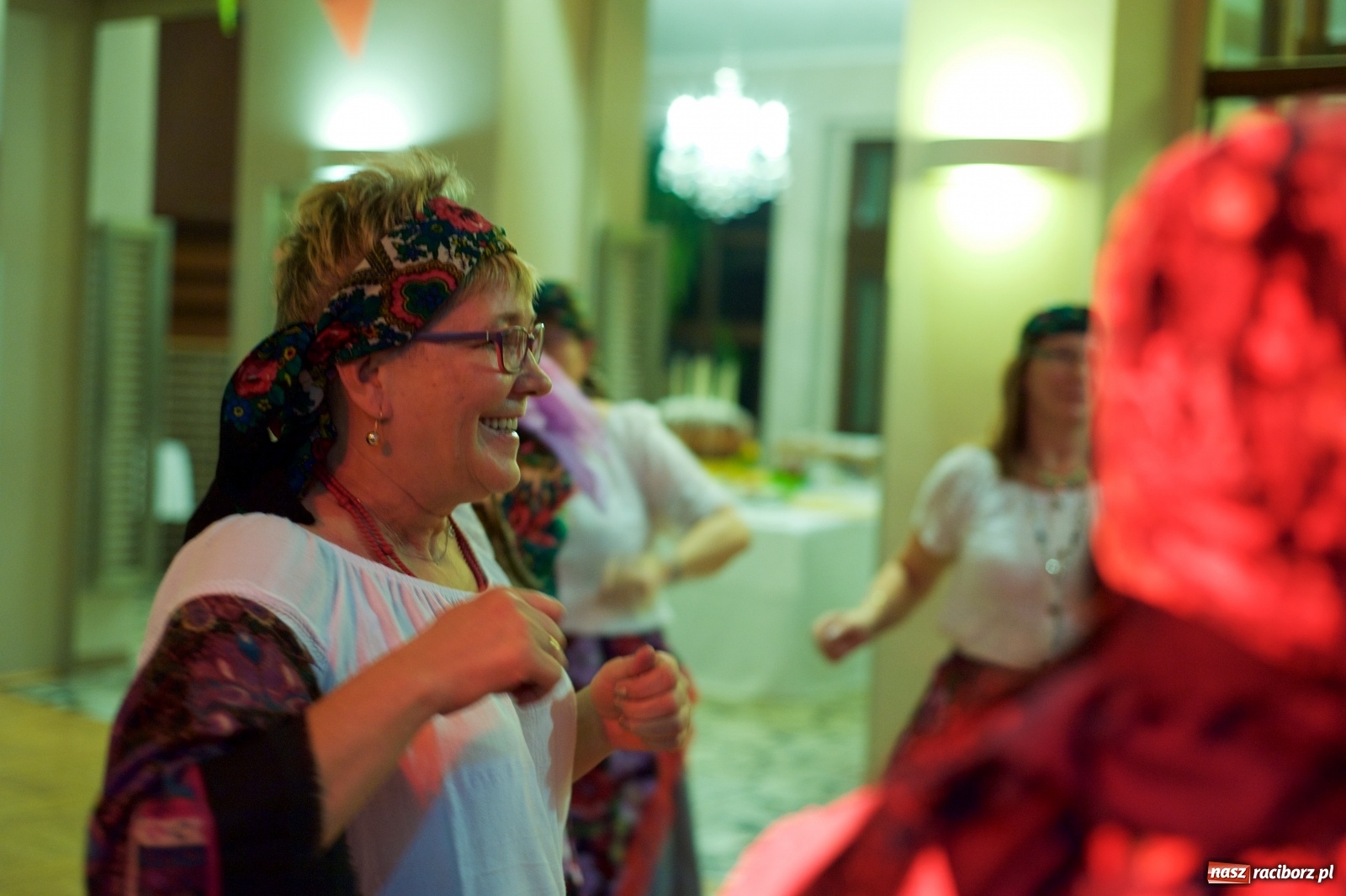 Zdjęcie w galerii na portalu naszraciborz.pl: Jadą wozy kolorowe, czyli babski comber w Tworkowie  wiadomości z regionu