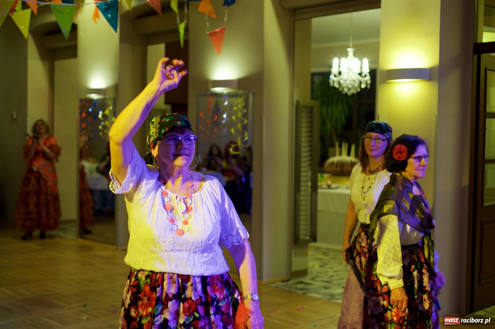 Zdjęcie w galerii na portalu naszraciborz.pl: Jadą wozy kolorowe, czyli babski comber w Tworkowie  wiadomości z regionu