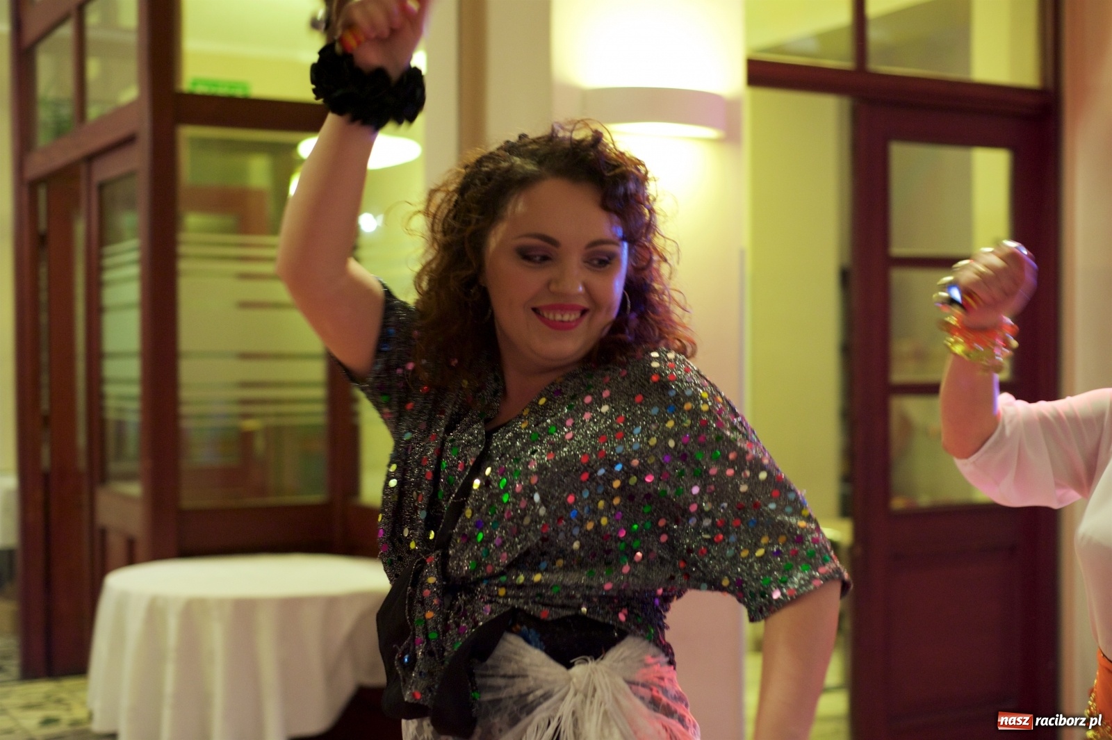 Zdjęcie w galerii na portalu naszraciborz.pl: Jadą wozy kolorowe, czyli babski comber w Tworkowie  wiadomości z regionu