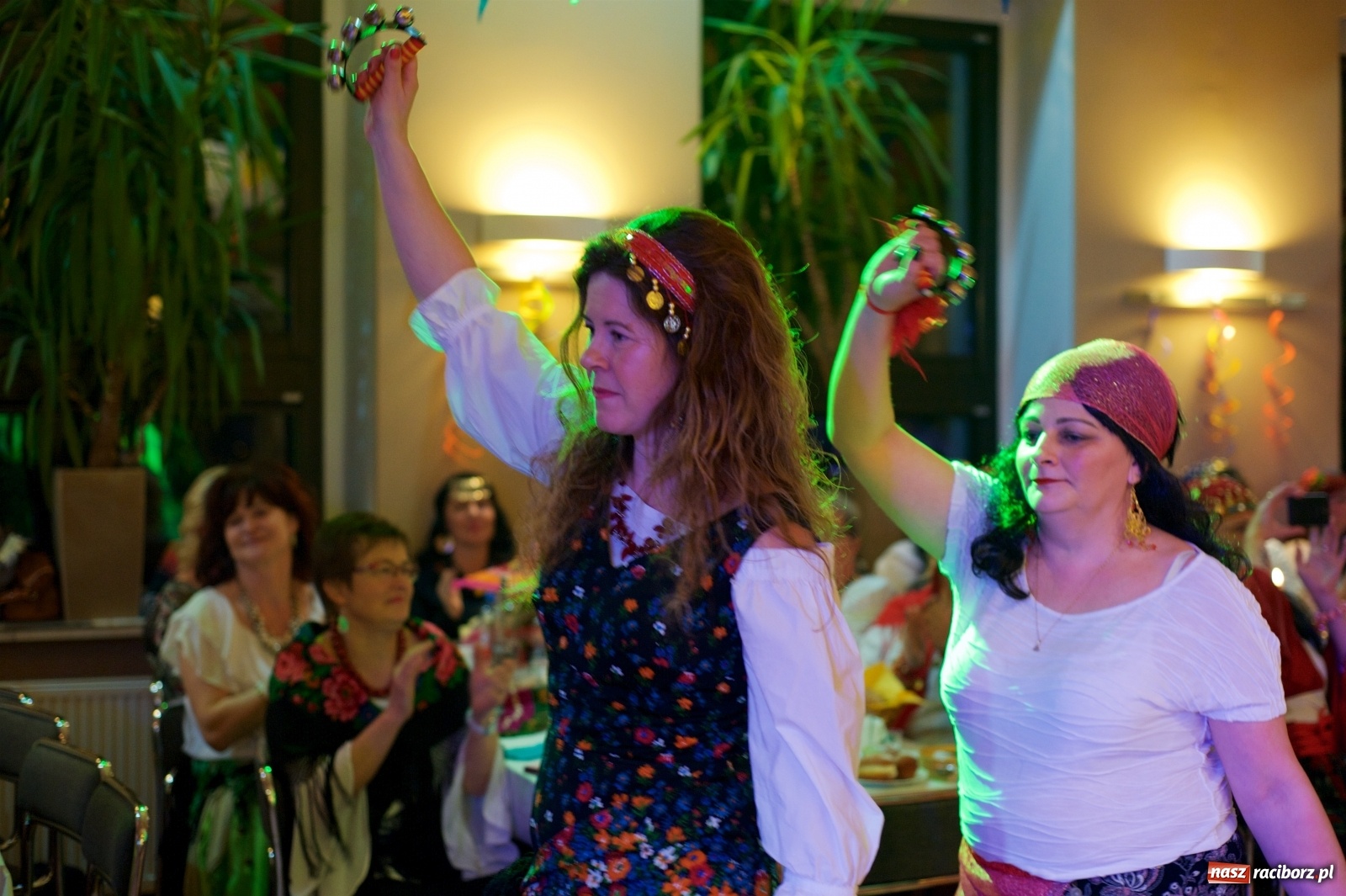 Zdjęcie w galerii na portalu naszraciborz.pl: Jadą wozy kolorowe, czyli babski comber w Tworkowie  wiadomości z regionu