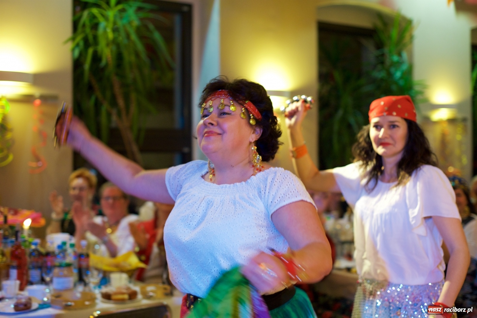 Zdjęcie w galerii na portalu naszraciborz.pl: Jadą wozy kolorowe, czyli babski comber w Tworkowie  wiadomości z regionu