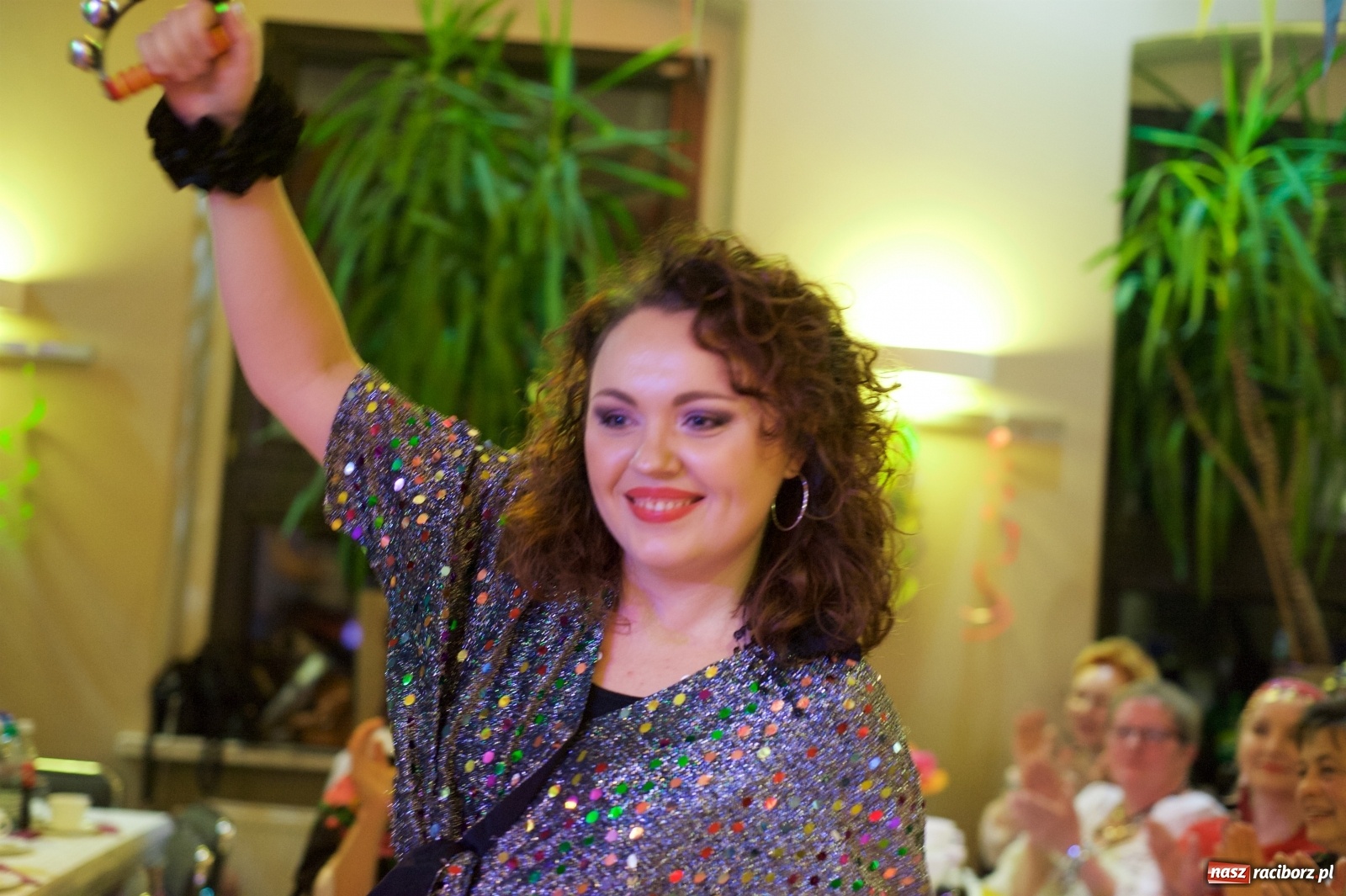 Zdjęcie w galerii na portalu naszraciborz.pl: Jadą wozy kolorowe, czyli babski comber w Tworkowie  wiadomości z regionu