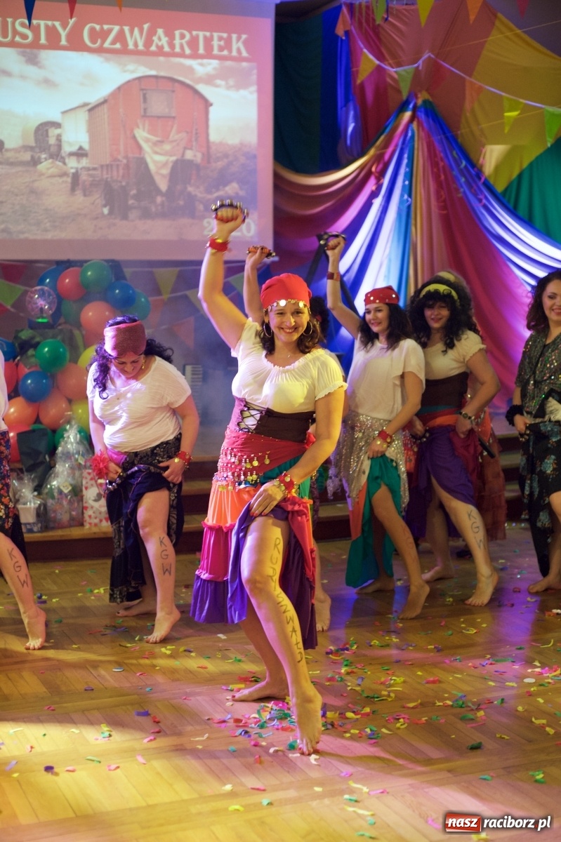 Zdjęcie w galerii na portalu naszraciborz.pl: Jadą wozy kolorowe, czyli babski comber w Tworkowie  wiadomości z regionu