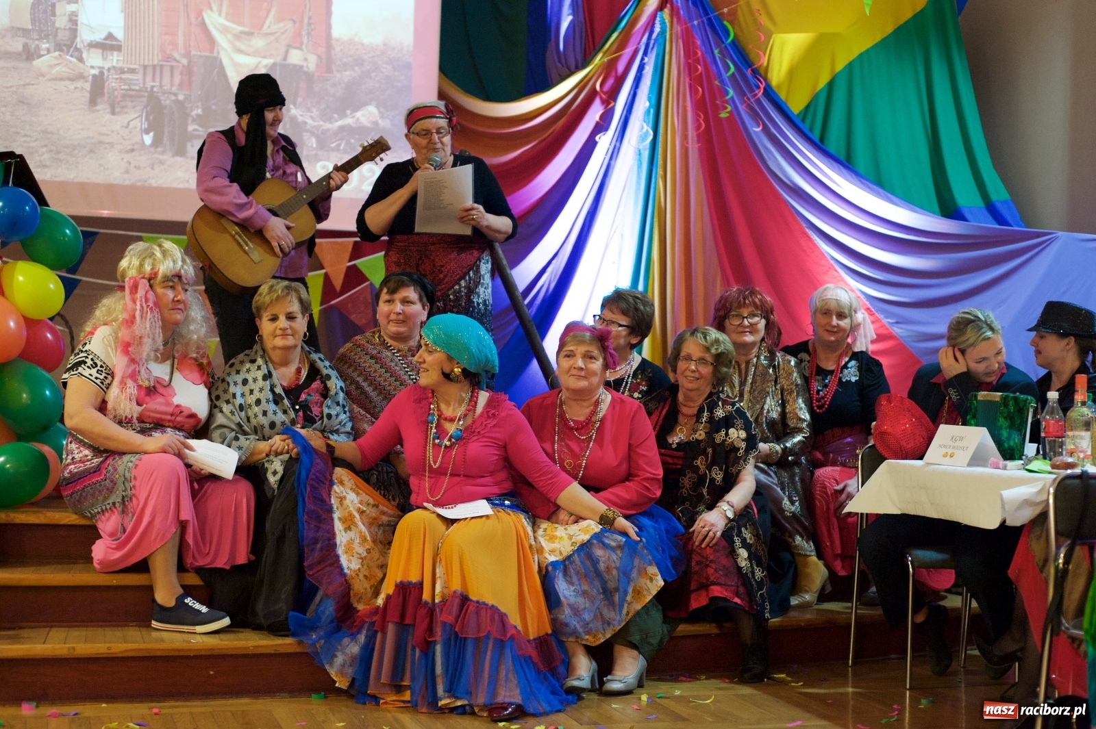 Zdjęcie w galerii na portalu naszraciborz.pl: Jadą wozy kolorowe, czyli babski comber w Tworkowie  wiadomości z regionu