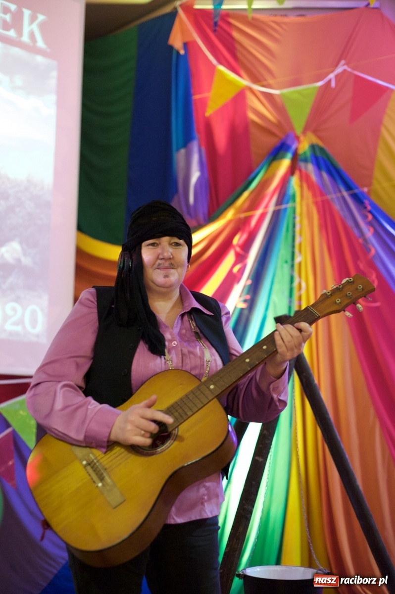 Zdjęcie w galerii na portalu naszraciborz.pl: Jadą wozy kolorowe, czyli babski comber w Tworkowie  wiadomości z regionu