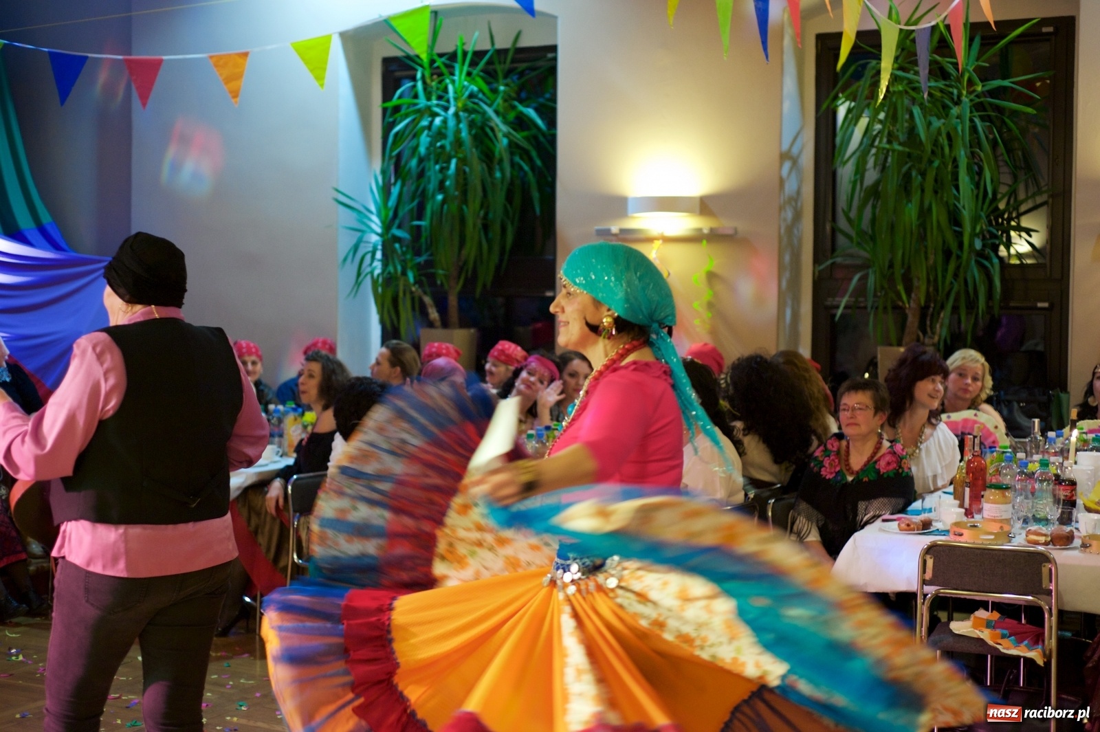 Zdjęcie w galerii na portalu naszraciborz.pl: Jadą wozy kolorowe, czyli babski comber w Tworkowie  wiadomości z regionu