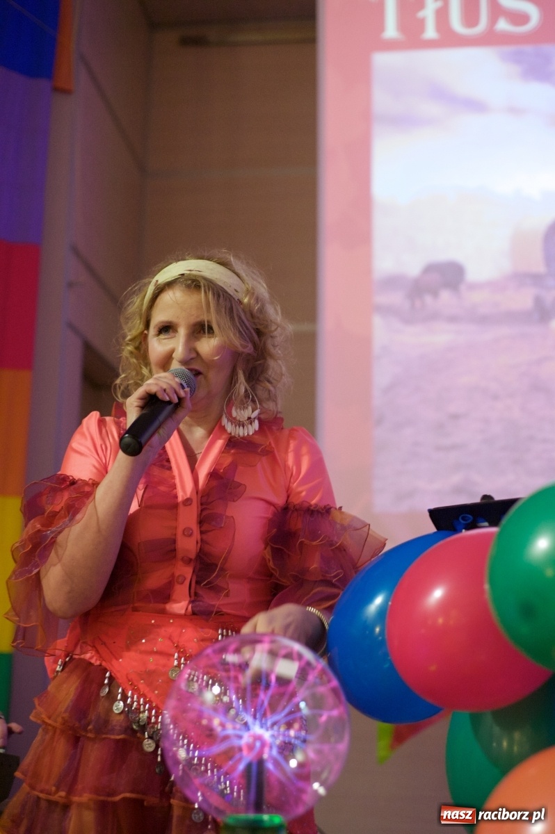 Zdjęcie w galerii na portalu naszraciborz.pl: Jadą wozy kolorowe, czyli babski comber w Tworkowie  wiadomości z regionu