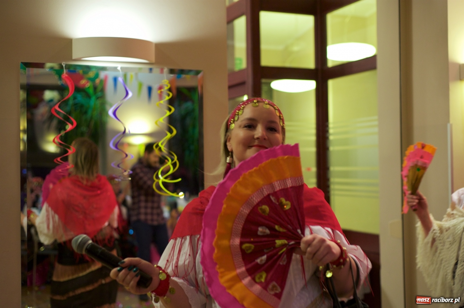 Zdjęcie w galerii na portalu naszraciborz.pl: Jadą wozy kolorowe, czyli babski comber w Tworkowie  wiadomości z regionu