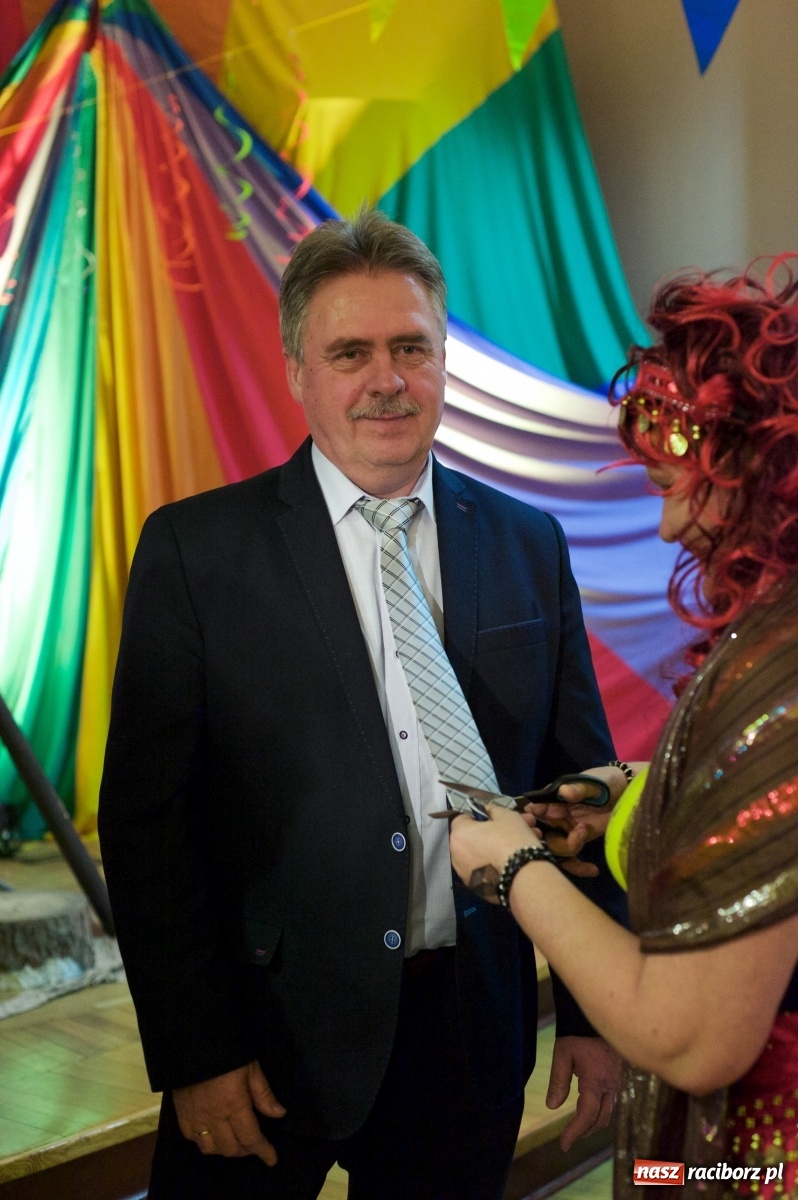 Zdjęcie w galerii na portalu naszraciborz.pl: Jadą wozy kolorowe, czyli babski comber w Tworkowie  wiadomości z regionu