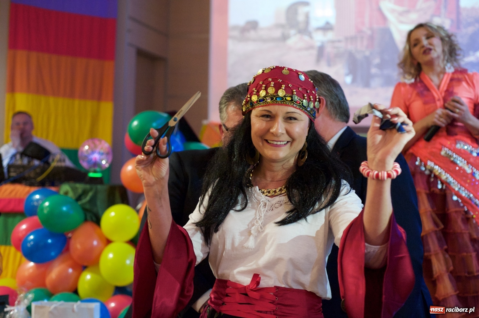 Zdjęcie w galerii na portalu naszraciborz.pl: Jadą wozy kolorowe, czyli babski comber w Tworkowie  wiadomości z regionu