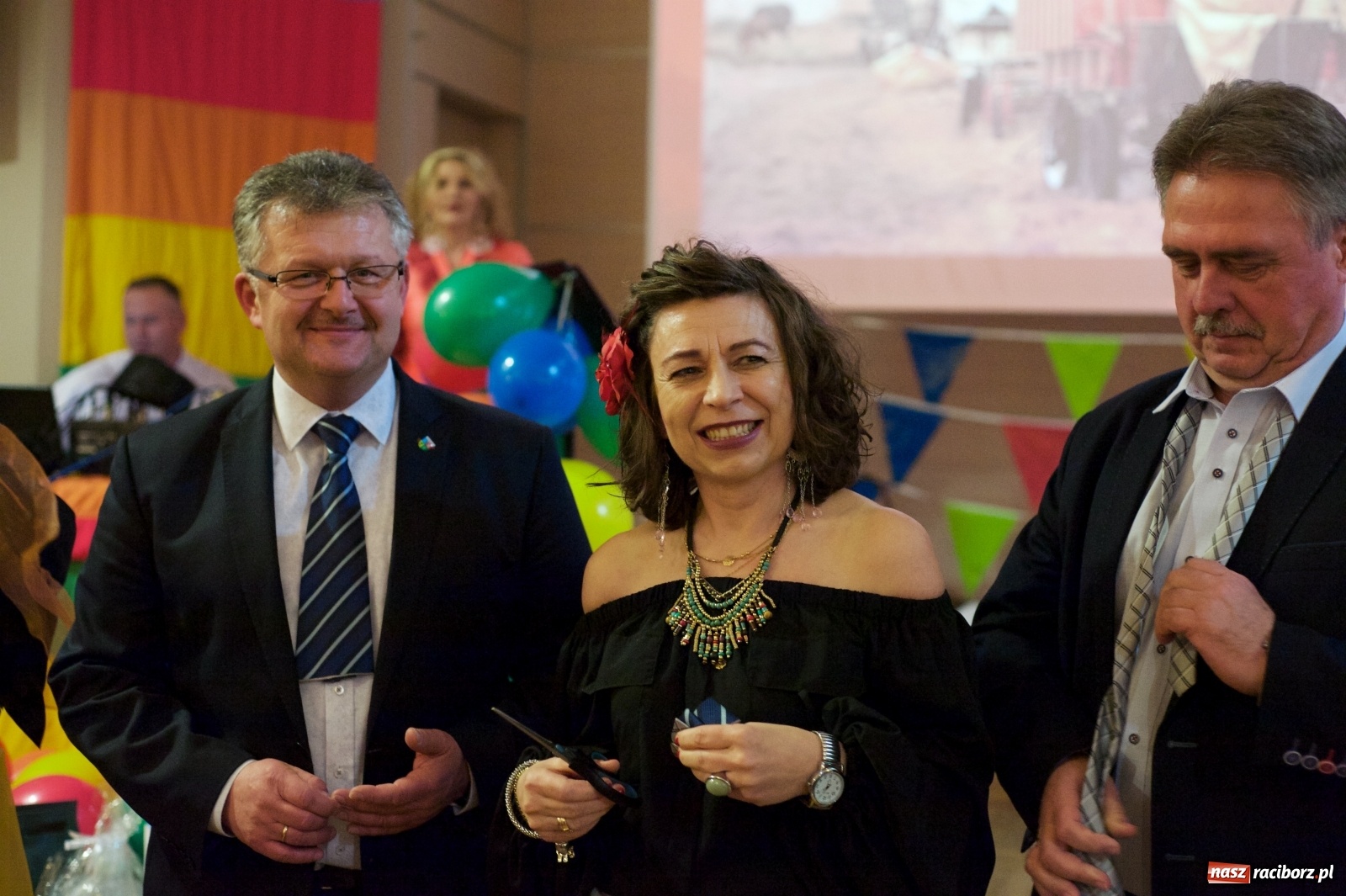 Zdjęcie w galerii na portalu naszraciborz.pl: Jadą wozy kolorowe, czyli babski comber w Tworkowie  wiadomości z regionu