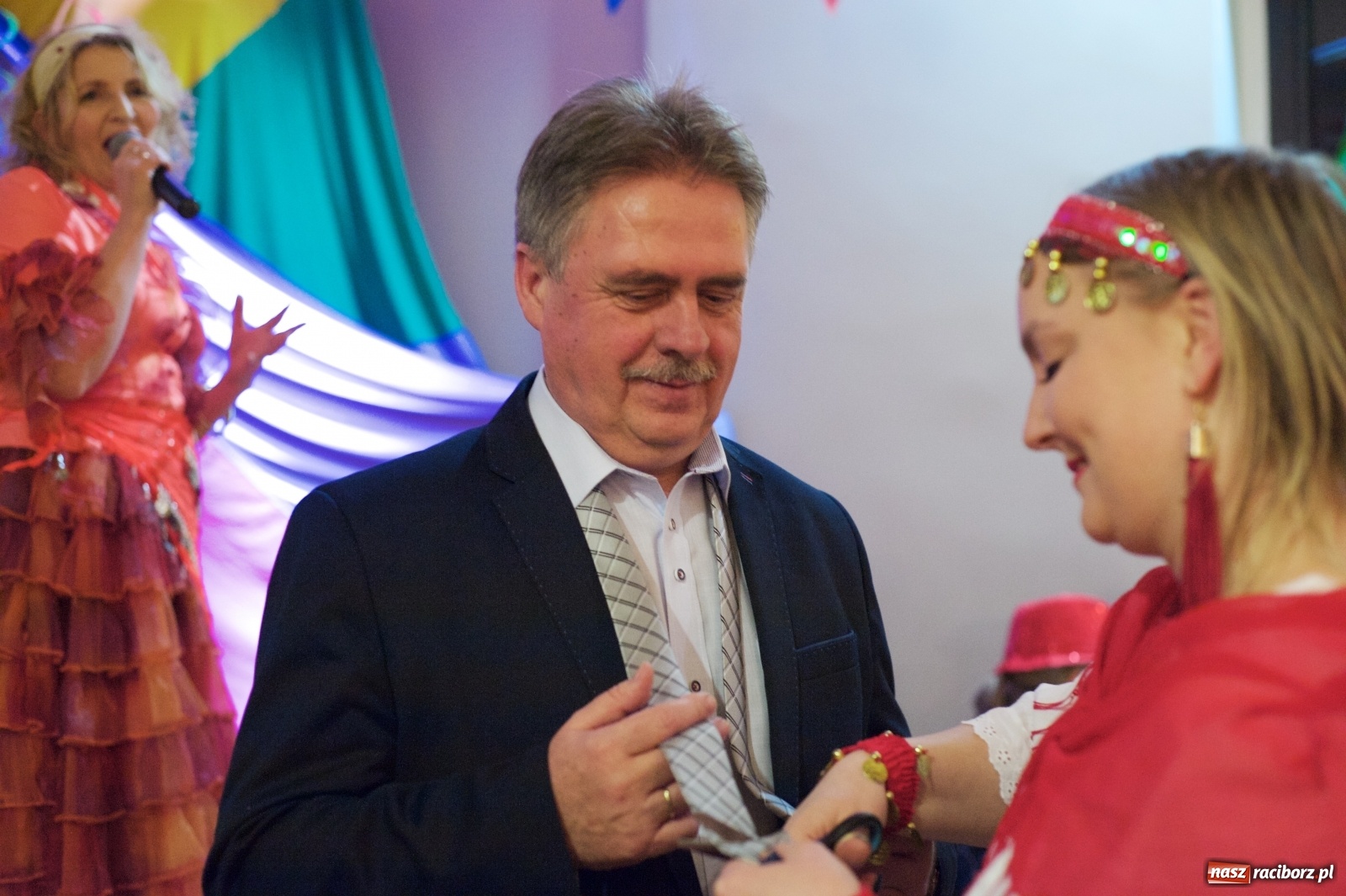 Zdjęcie w galerii na portalu naszraciborz.pl: Jadą wozy kolorowe, czyli babski comber w Tworkowie  wiadomości z regionu