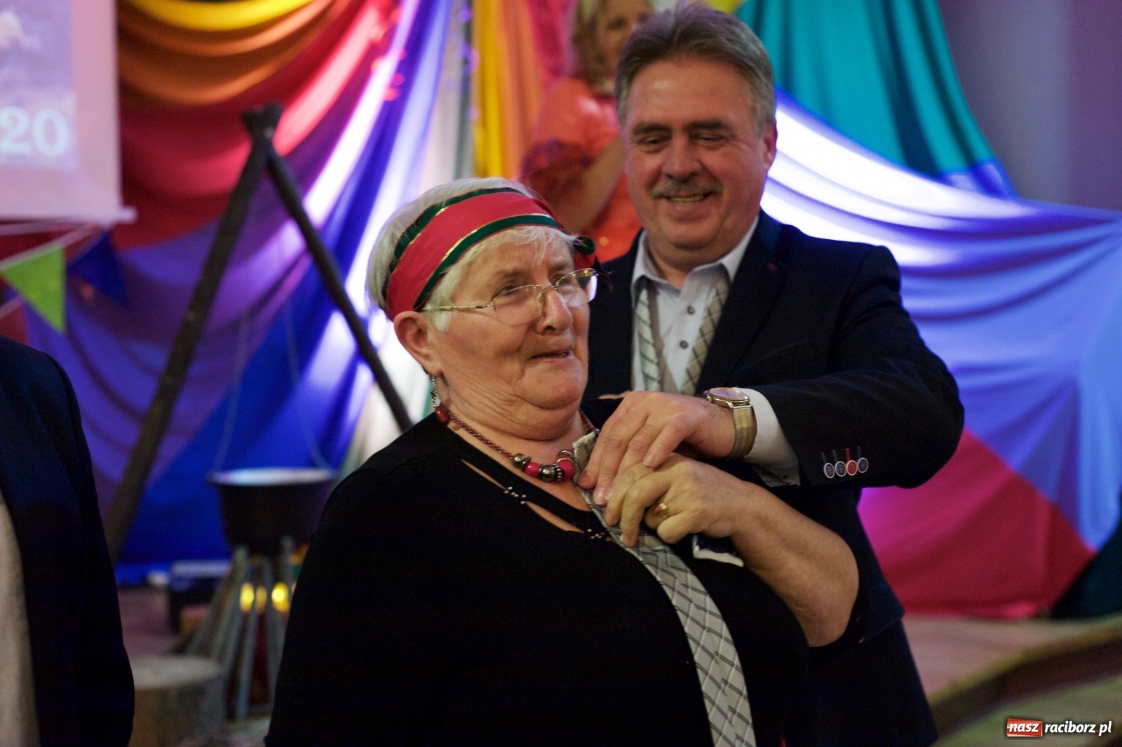 Zdjęcie w galerii na portalu naszraciborz.pl: Jadą wozy kolorowe, czyli babski comber w Tworkowie  wiadomości z regionu