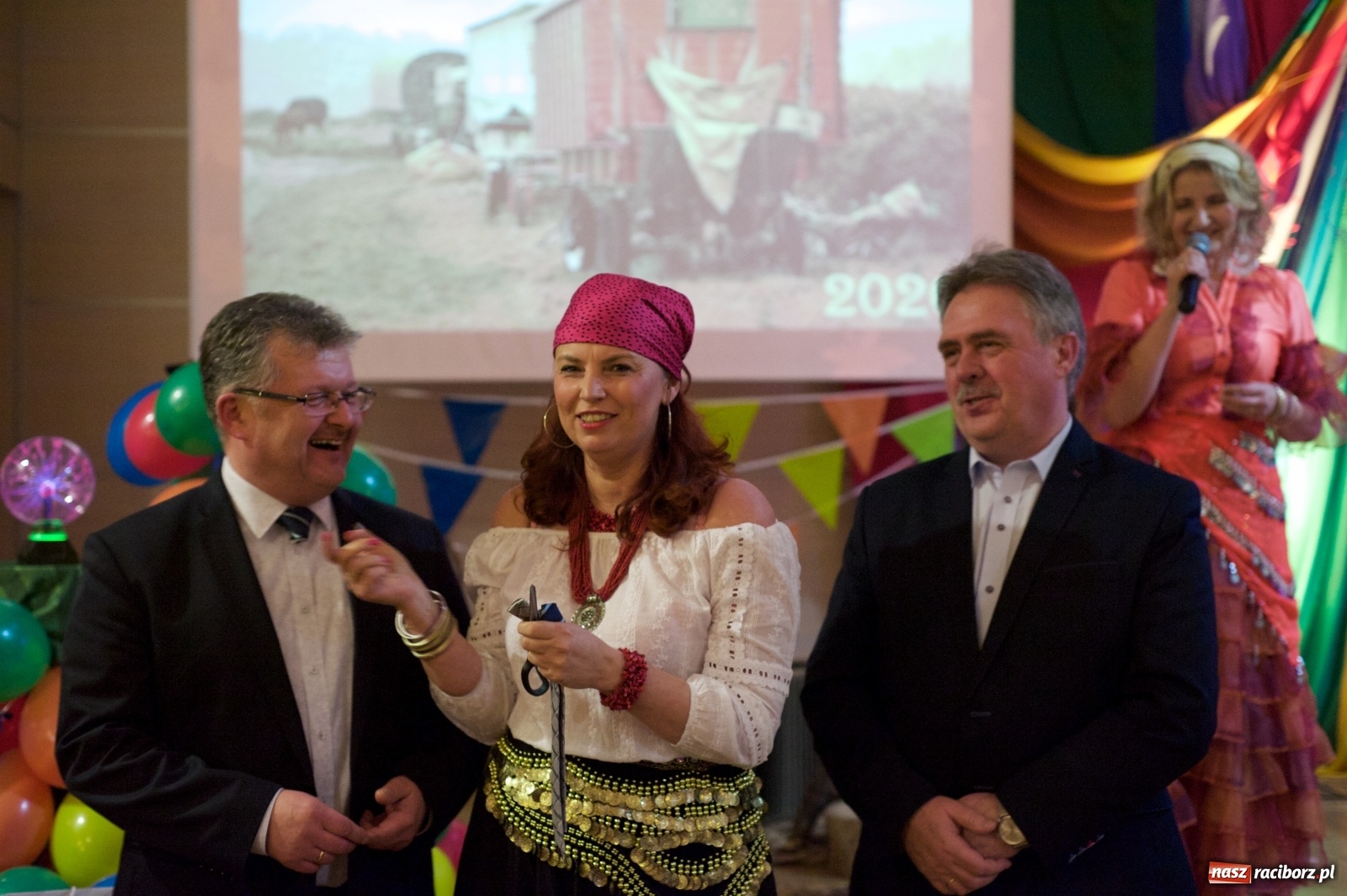 Zdjęcie w galerii na portalu naszraciborz.pl: Jadą wozy kolorowe, czyli babski comber w Tworkowie  wiadomości z regionu