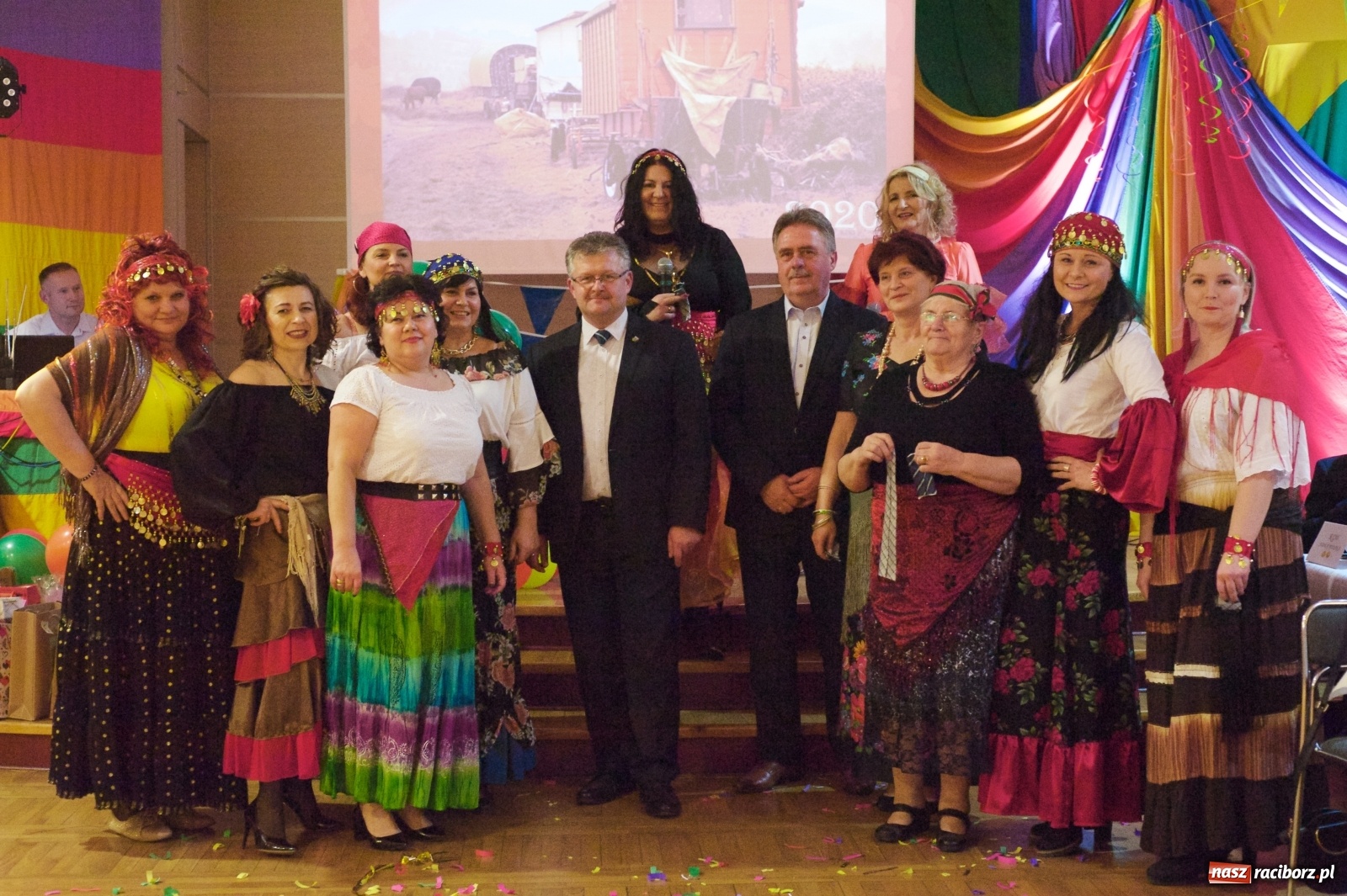 Zdjęcie w galerii na portalu naszraciborz.pl: Jadą wozy kolorowe, czyli babski comber w Tworkowie  wiadomości z regionu