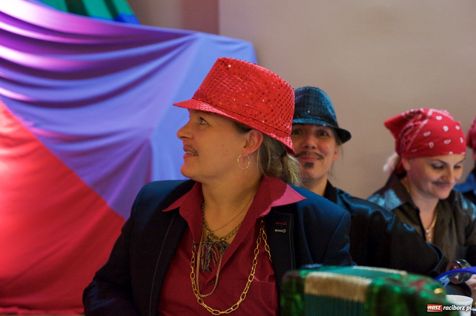 Zdjęcie w galerii na portalu naszraciborz.pl: Jadą wozy kolorowe, czyli babski comber w Tworkowie  wiadomości z regionu