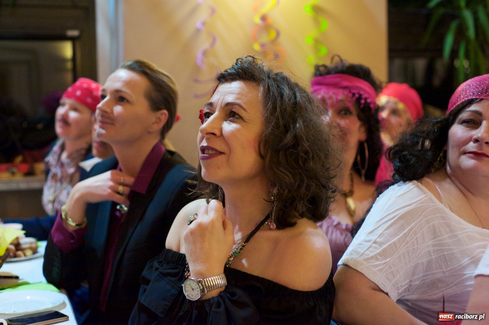 Zdjęcie w galerii na portalu naszraciborz.pl: Jadą wozy kolorowe, czyli babski comber w Tworkowie  wiadomości z regionu