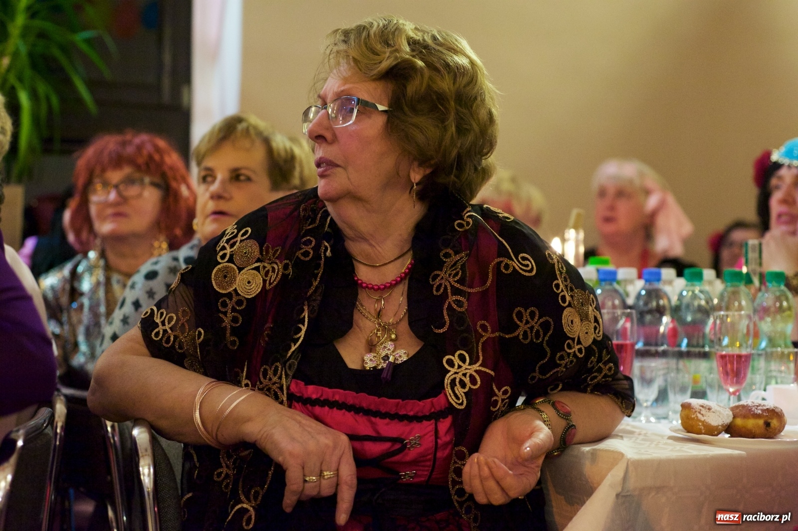 Zdjęcie w galerii na portalu naszraciborz.pl: Jadą wozy kolorowe, czyli babski comber w Tworkowie  wiadomości z regionu