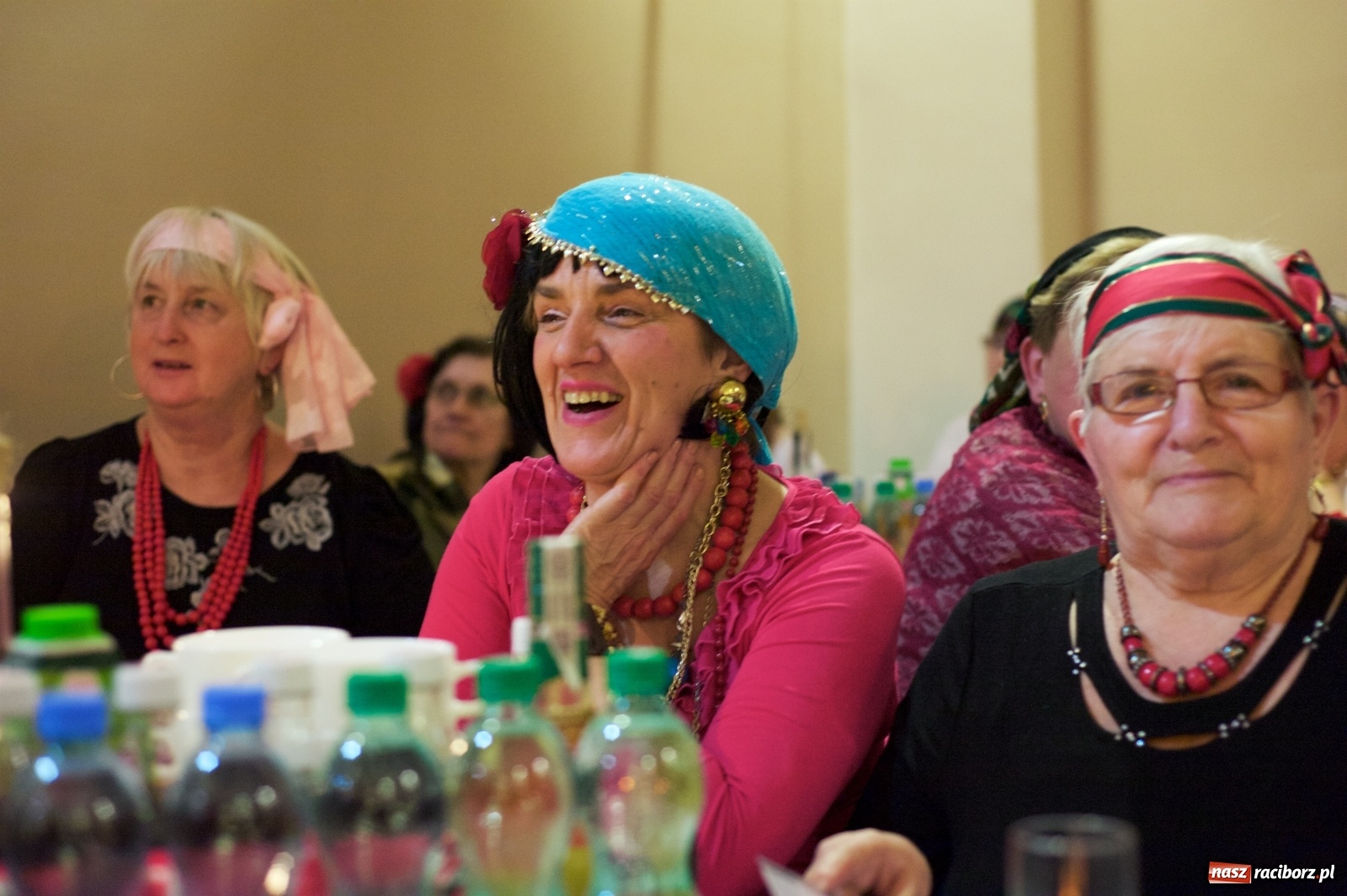 Zdjęcie w galerii na portalu naszraciborz.pl: Jadą wozy kolorowe, czyli babski comber w Tworkowie  wiadomości z regionu