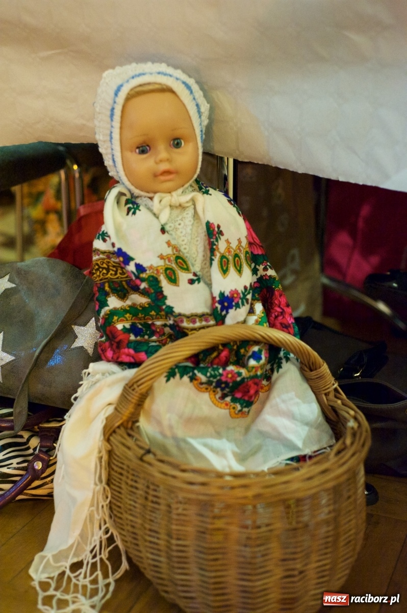 Zdjęcie w galerii na portalu naszraciborz.pl: Jadą wozy kolorowe, czyli babski comber w Tworkowie  wiadomości z regionu