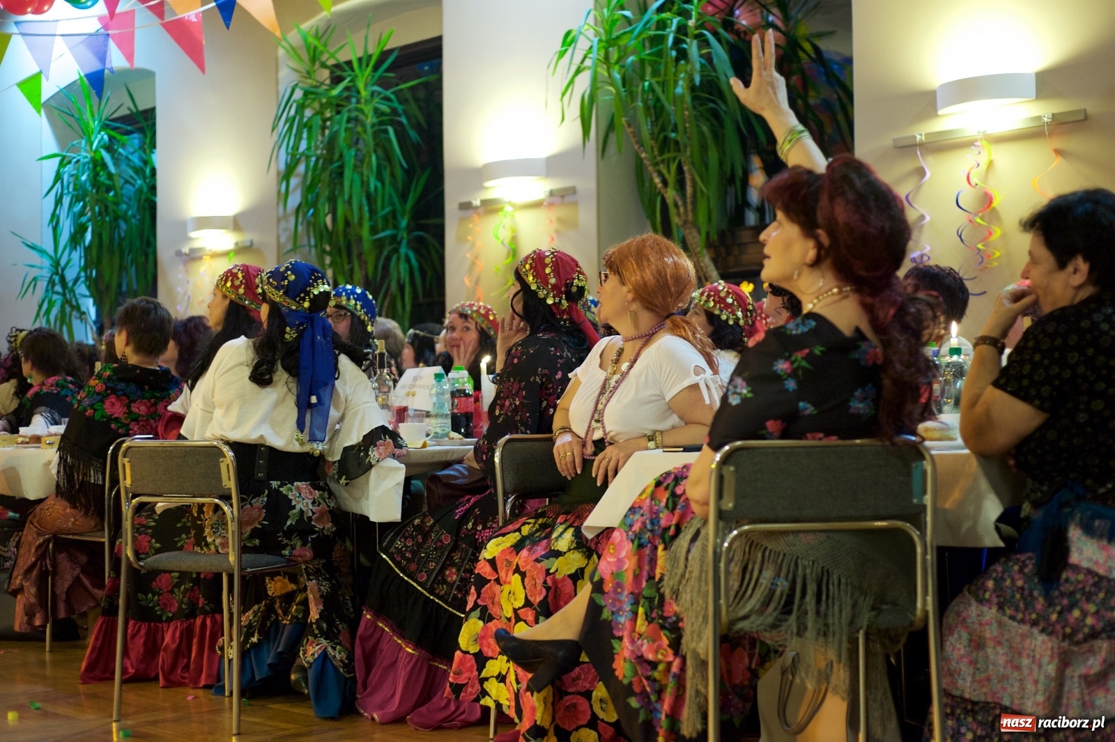 Zdjęcie w galerii na portalu naszraciborz.pl: Jadą wozy kolorowe, czyli babski comber w Tworkowie  wiadomości z regionu