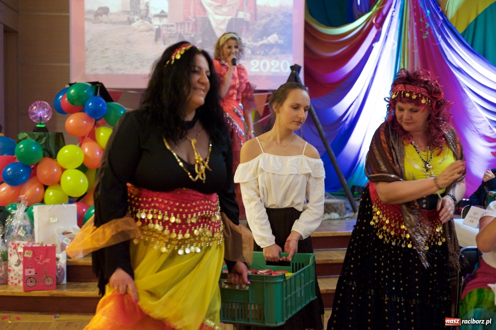 Zdjęcie w galerii na portalu naszraciborz.pl: Jadą wozy kolorowe, czyli babski comber w Tworkowie  wiadomości z regionu