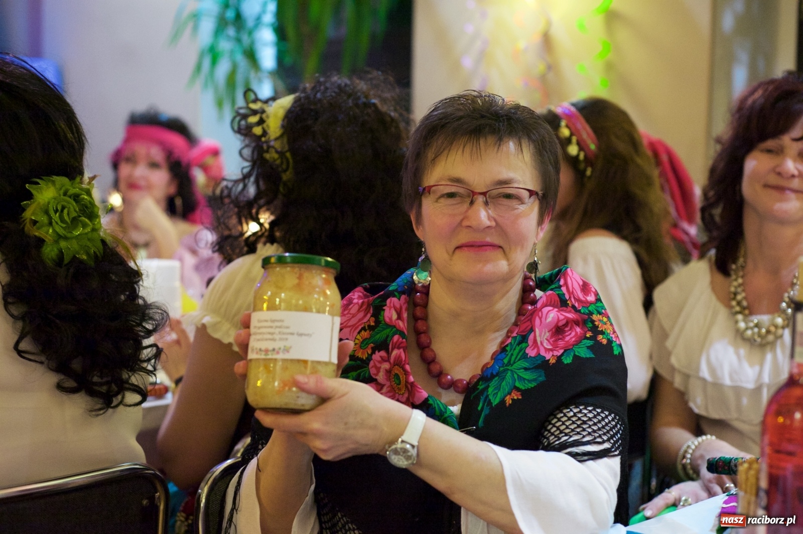 Zdjęcie w galerii na portalu naszraciborz.pl: Jadą wozy kolorowe, czyli babski comber w Tworkowie  wiadomości z regionu