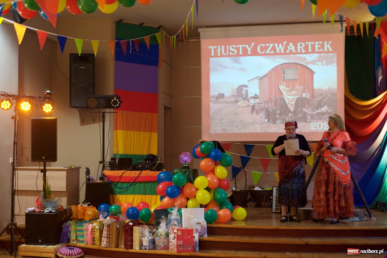 Zdjęcie w galerii na portalu naszraciborz.pl: Jadą wozy kolorowe, czyli babski comber w Tworkowie  wiadomości z regionu