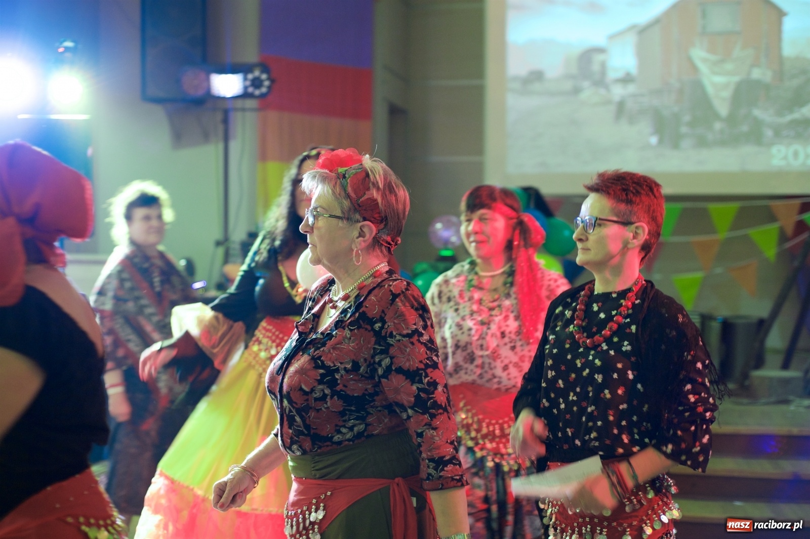 Zdjęcie w galerii na portalu naszraciborz.pl: Jadą wozy kolorowe, czyli babski comber w Tworkowie  wiadomości z regionu