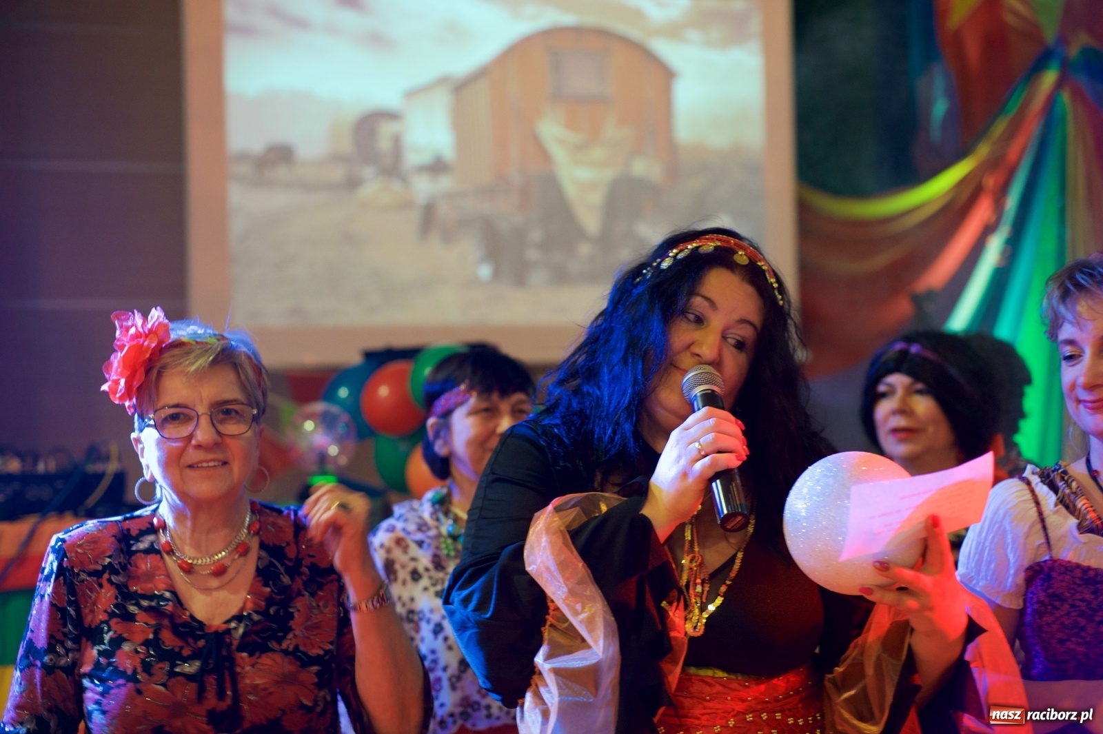 Zdjęcie w galerii na portalu naszraciborz.pl: Jadą wozy kolorowe, czyli babski comber w Tworkowie  wiadomości z regionu