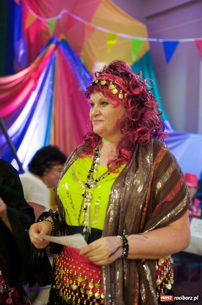 Zdjęcie w galerii na portalu naszraciborz.pl: Jadą wozy kolorowe, czyli babski comber w Tworkowie  wiadomości z regionu